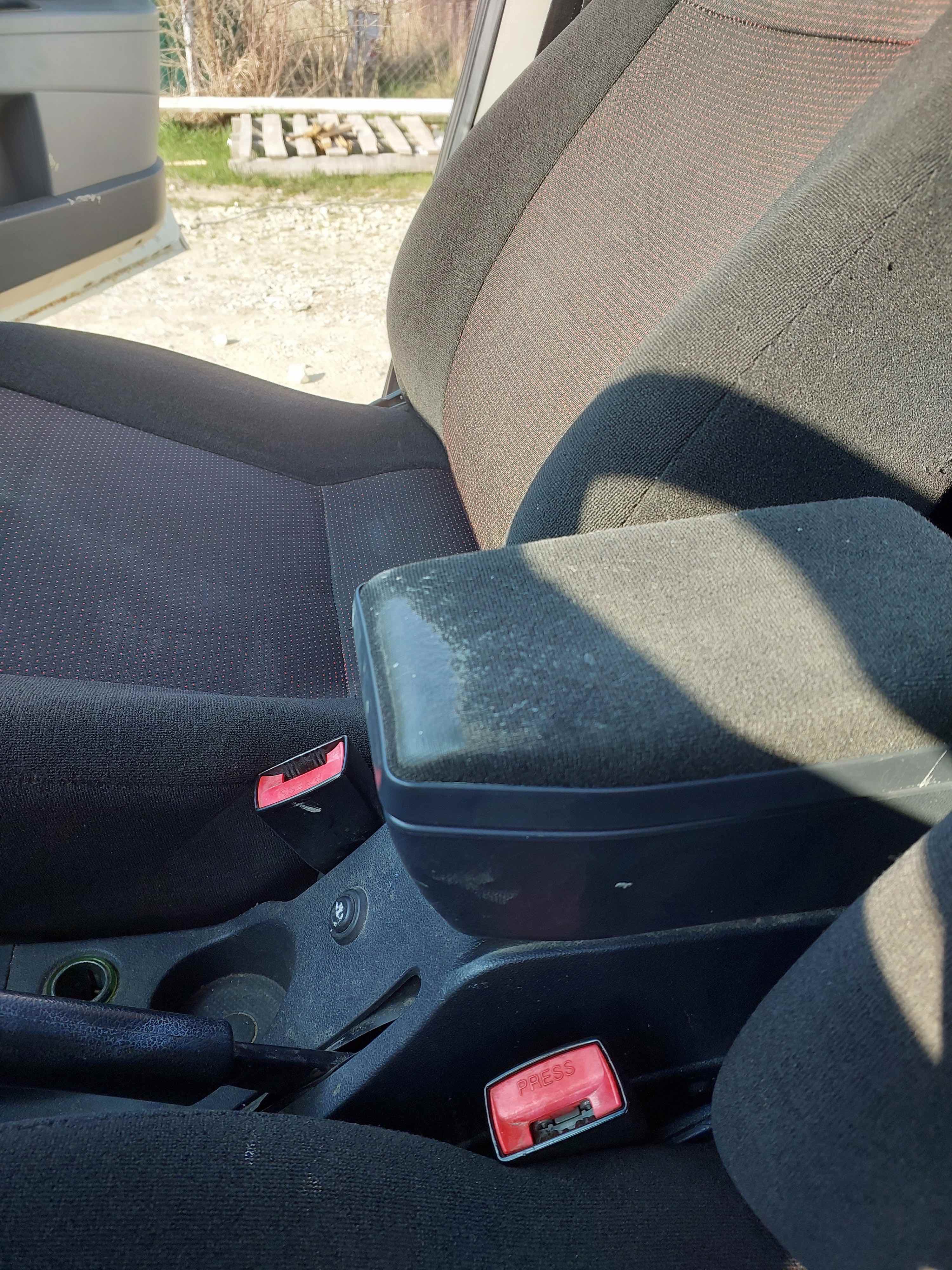 грязный подлокотник 