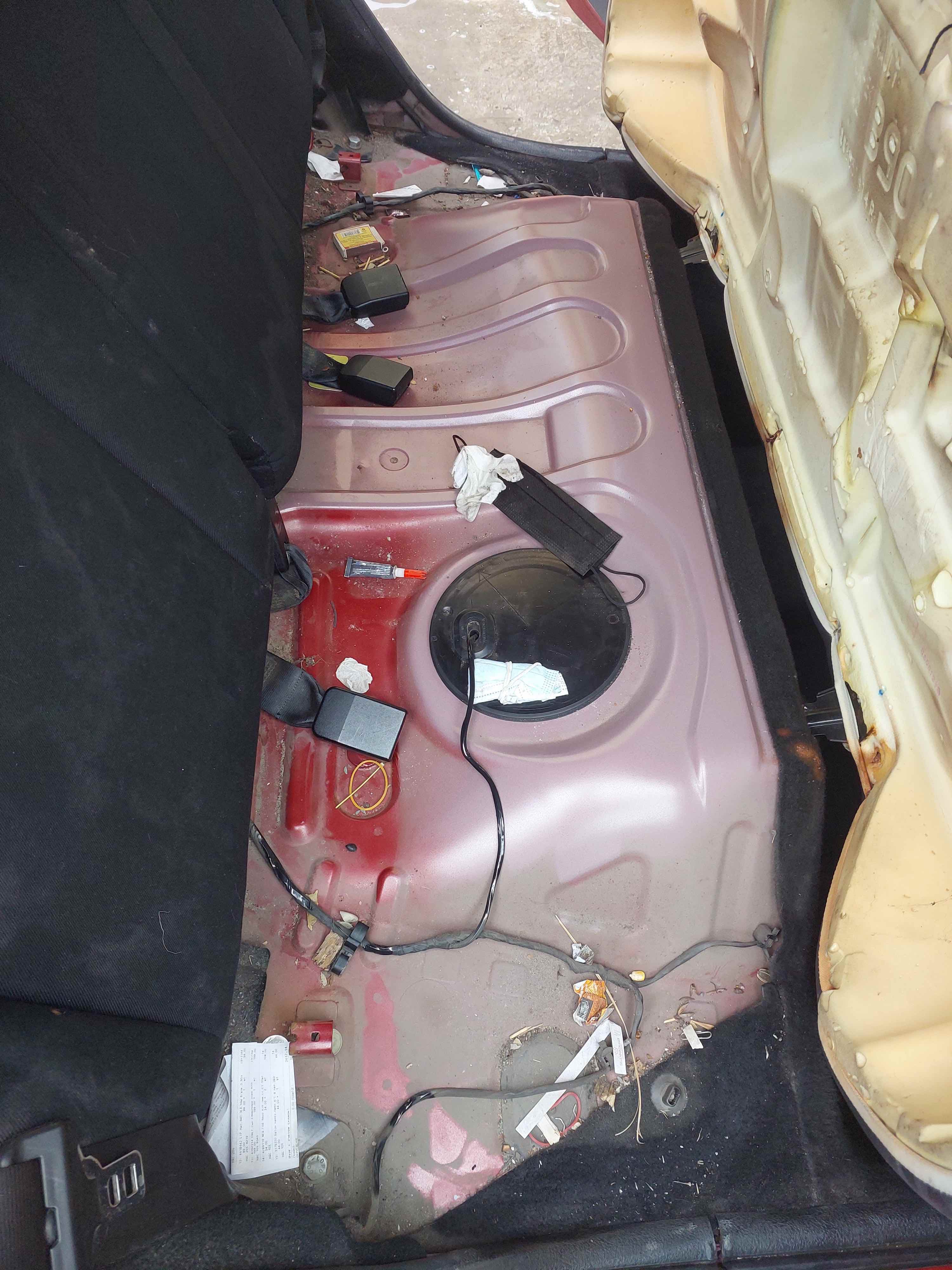 грязная зона под задней сидушкой