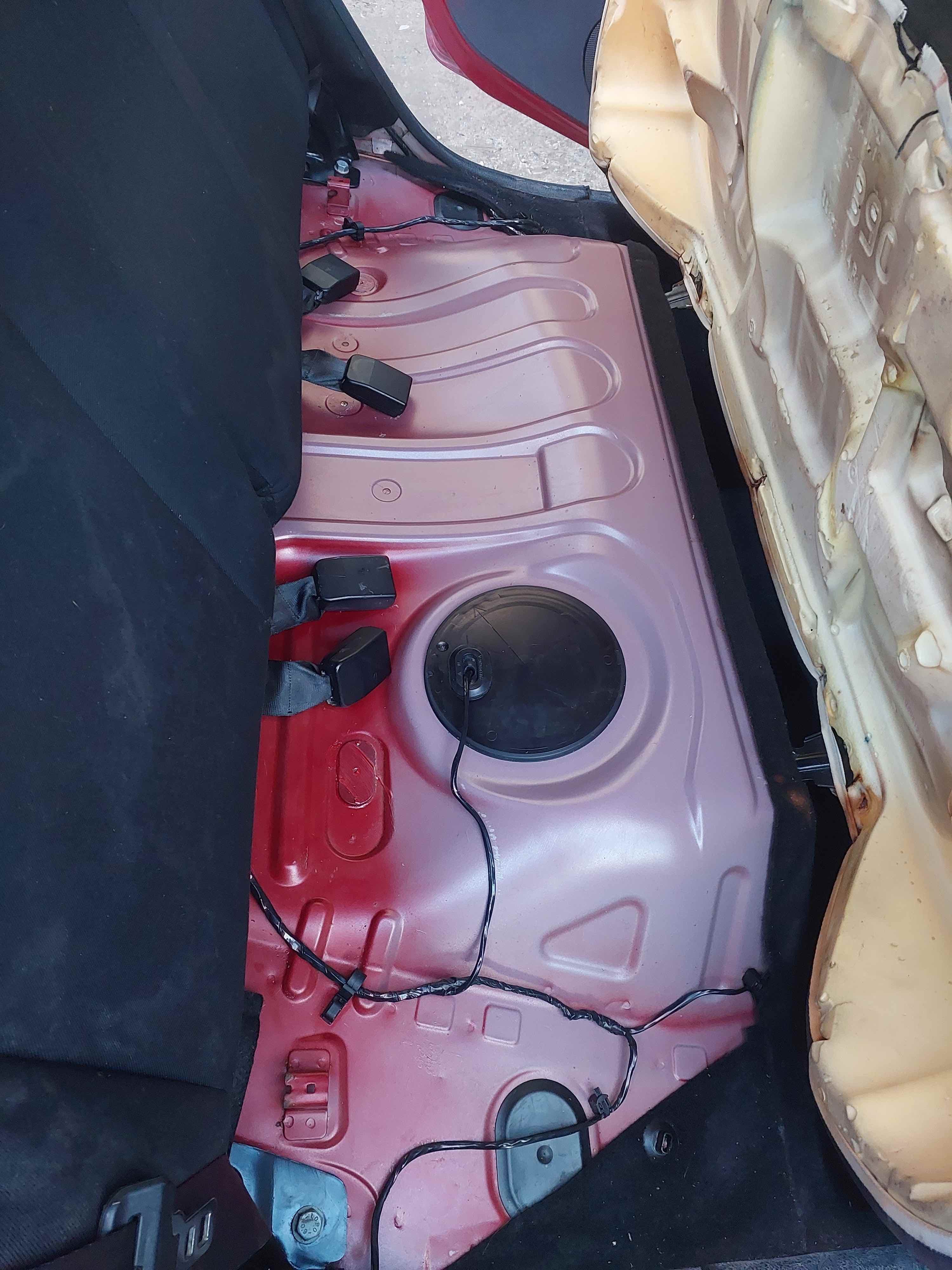 чистая зона  под задней сидушкой